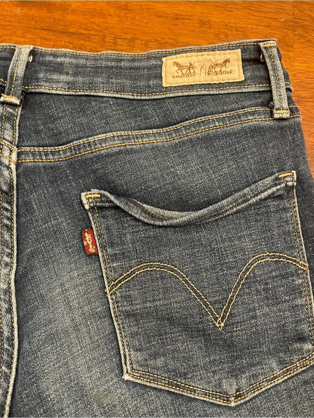 Levi’s Mid Rise Skinny Cutoff Bermuda Shorts Women’s Size 6 Dark Wash Cuffed